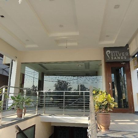 ホテルSilver Sands Chandīgarh エクステリア 写真