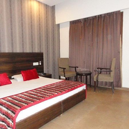 ホテルSilver Sands Chandīgarh エクステリア 写真