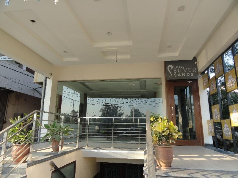 ホテルSilver Sands Chandīgarh エクステリア 写真