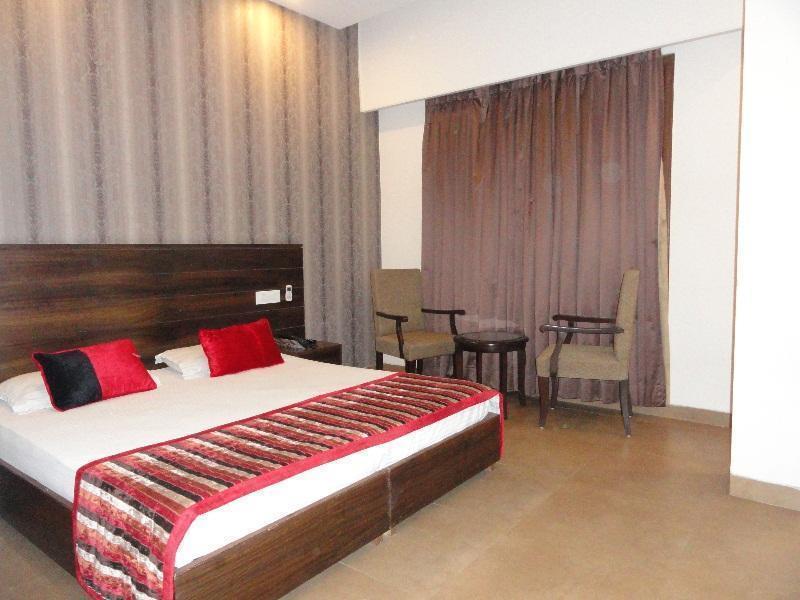 ホテルSilver Sands Chandīgarh エクステリア 写真